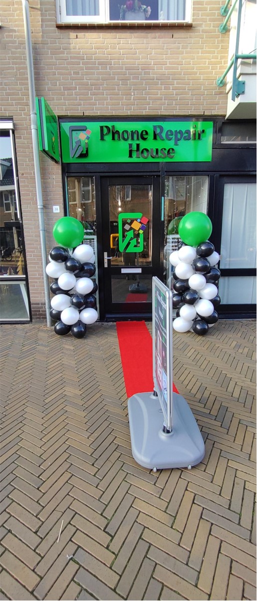 De ingang van Phone Repair House aan het Noordeinde in Katwijk